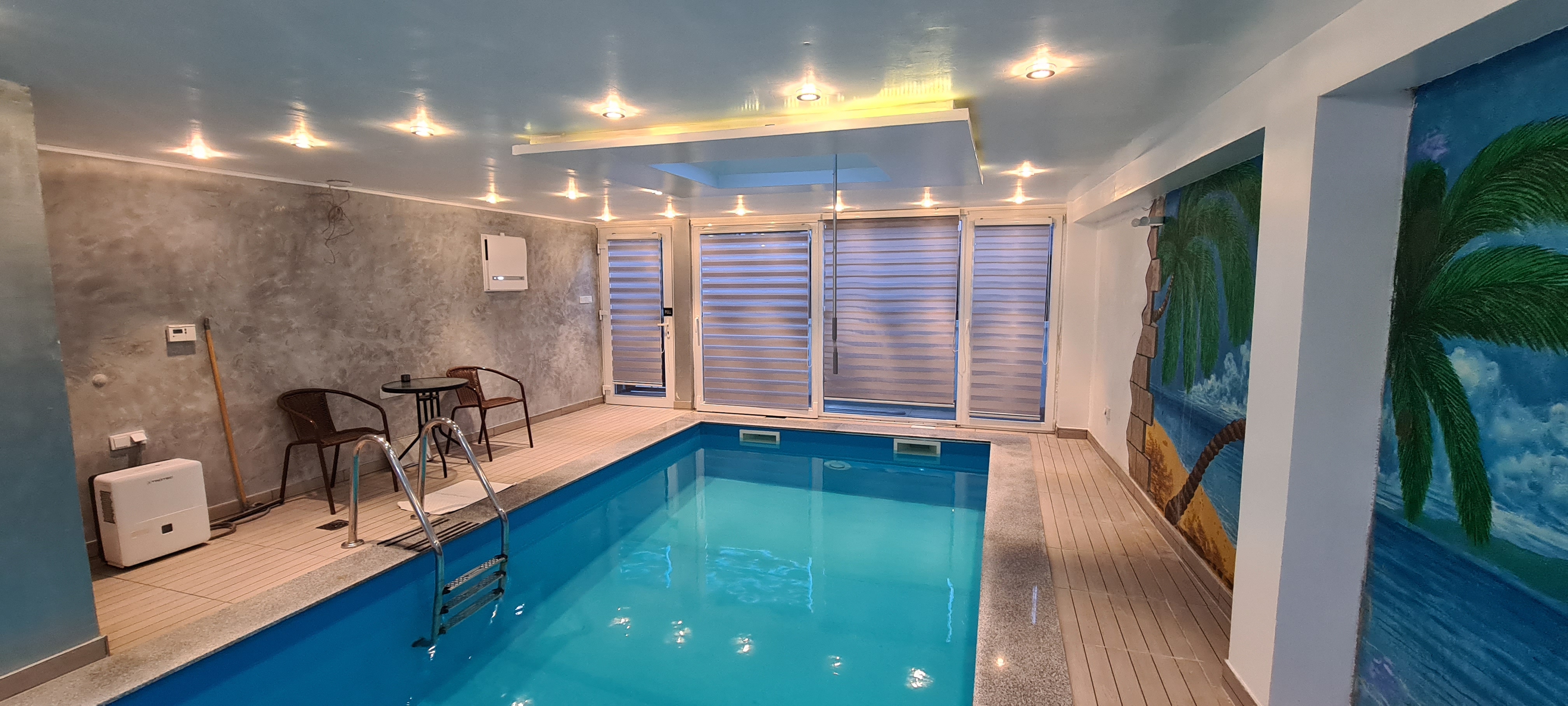 Apartment with indoor swimming pool 