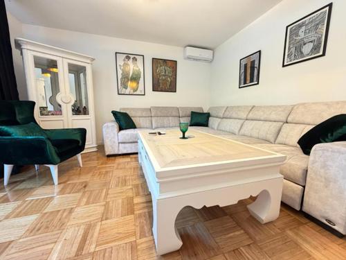 Bravo Apartment - with Garage Parking