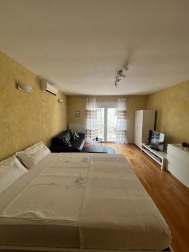 Apartment Malin - Apartment with Balcony