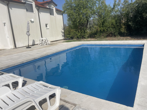 Nov apartman s bazenom,Pocitelj