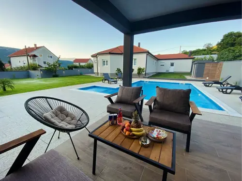 House and Pool Bajna